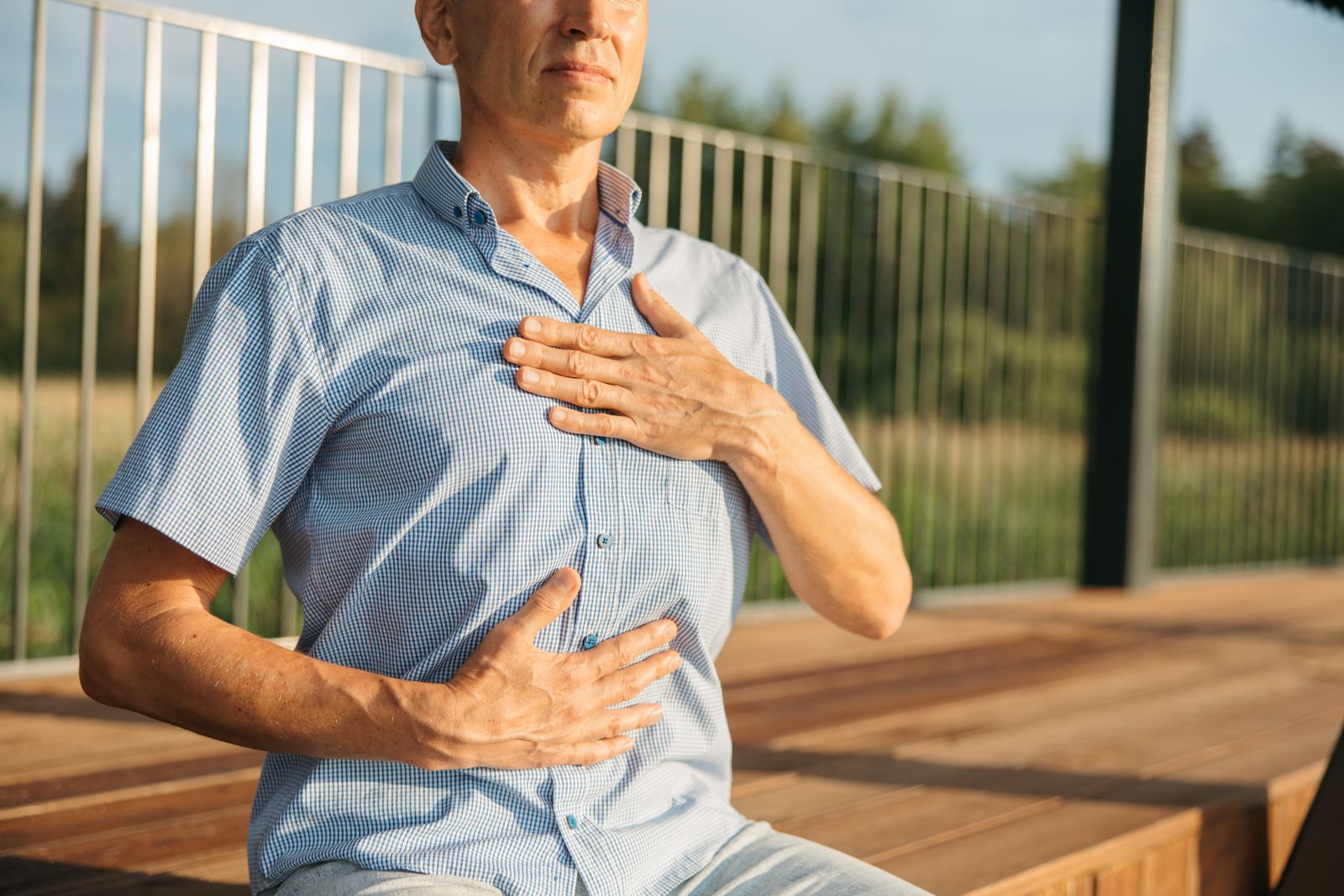 Homme réalisant un exercice de respiration en extérieur, rééducation respiratoire post-Covid